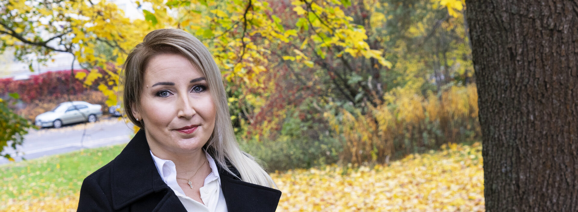 Ann-Marie Niemelä vaahterapuistossa.