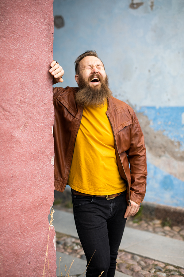 Leukemiasta parantunut Antti Illikainen nojaamassa seinään Suomenlinnassa