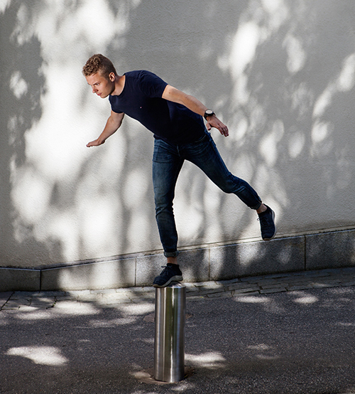 Mies tasapainottelee ajoestetolpan päällä.