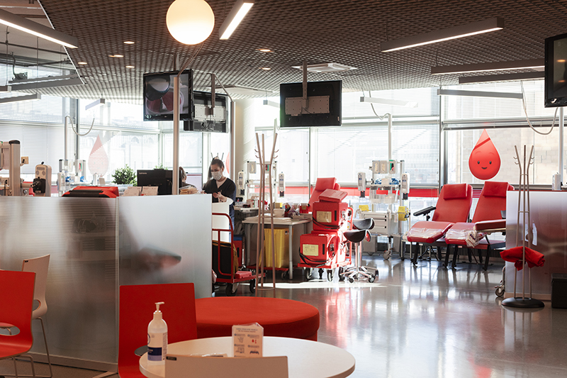 Veripalvelun toimipisteen sisätilat Sanomatalon toisessa kerroksessa.