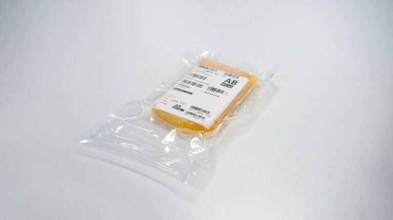 Veripalvelu®-fryst IgA-bristplasma på bordet.