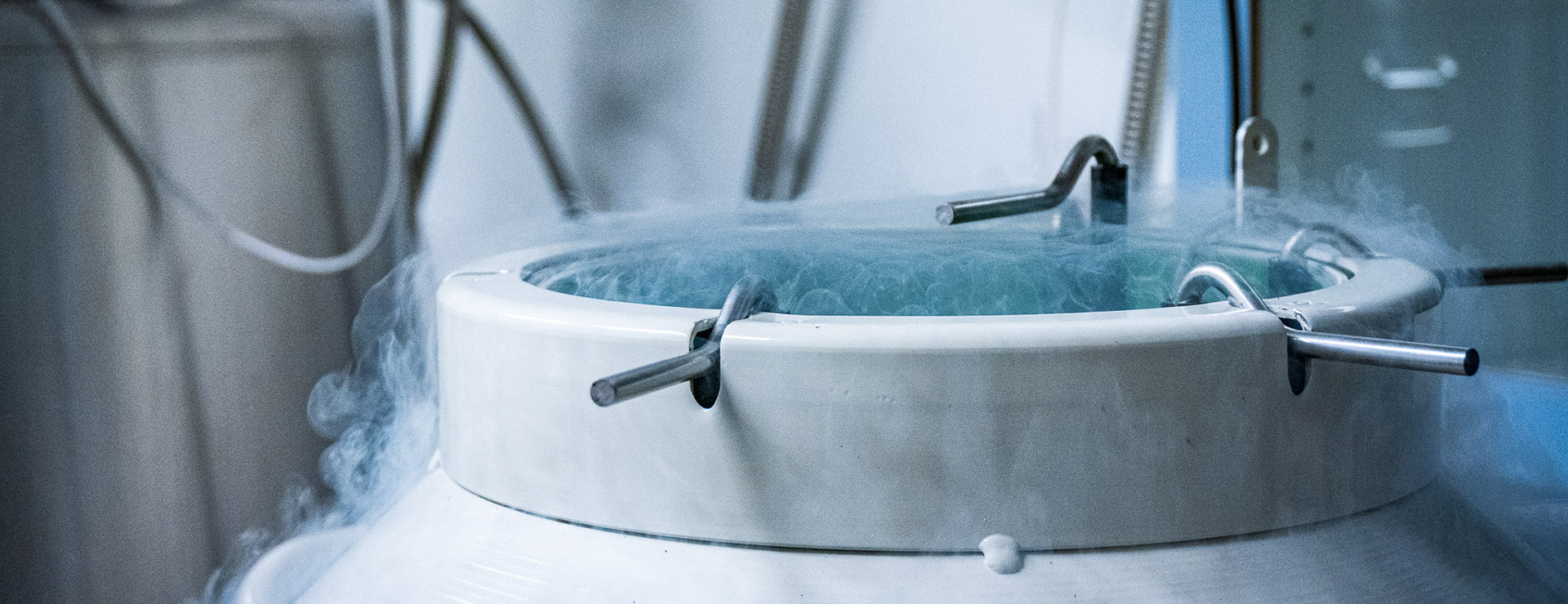 Nestetyppi tynnyristä nousee höyryä.