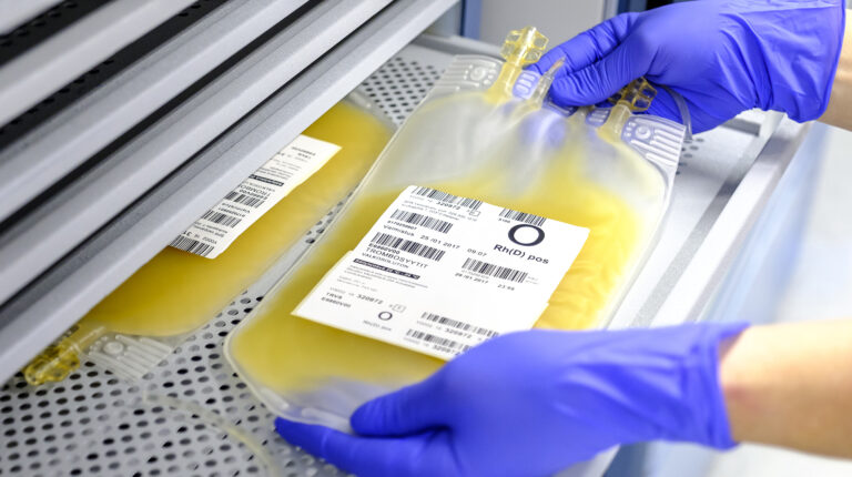 Medarbetare vid cellseparation tar bort trombocytberedning från nivåskakaren.