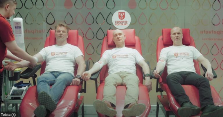 Kolme miestä luovuttamassa verta.