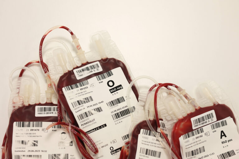 Verivalmistepusseja vierekkäin.