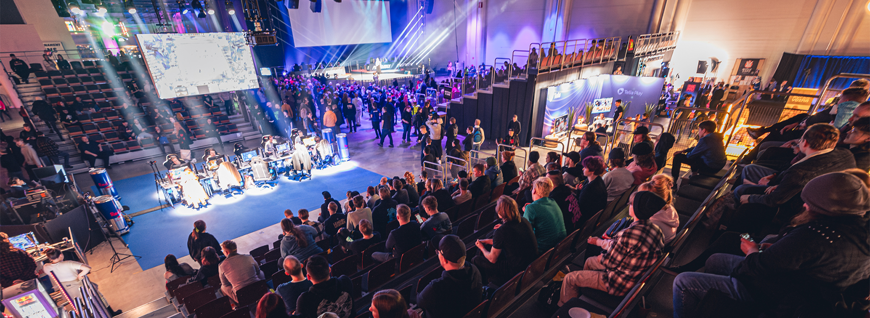 Assembly-tapahtuman yleisöä lavan edessä.