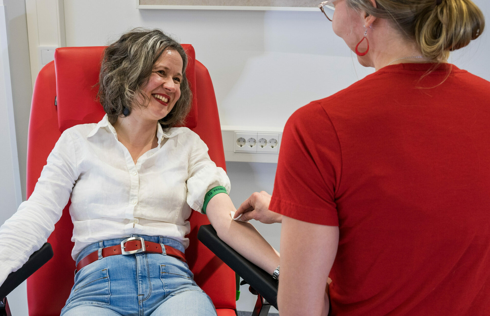 en kvinna donerar blod