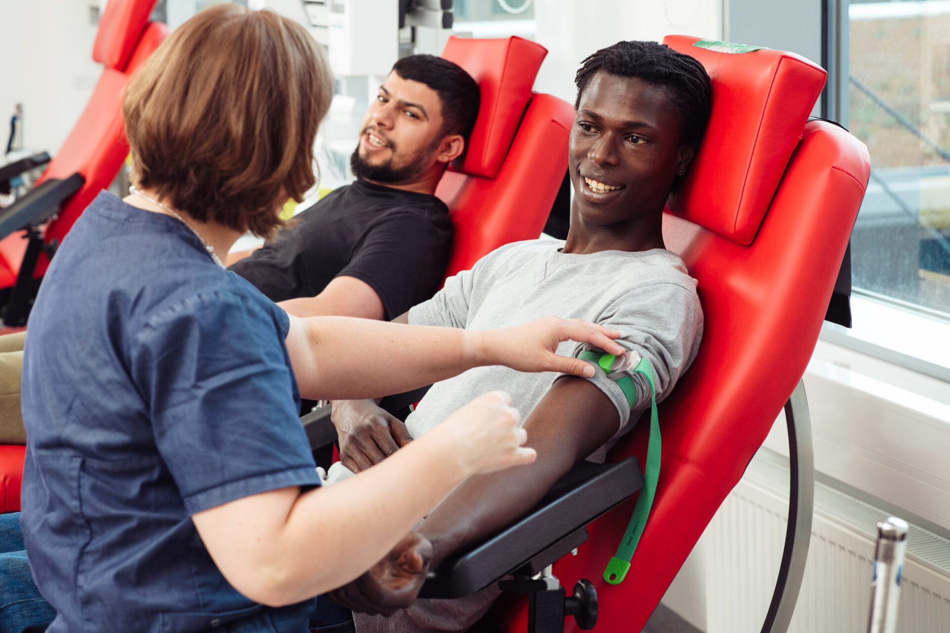 Två män som donerar blod