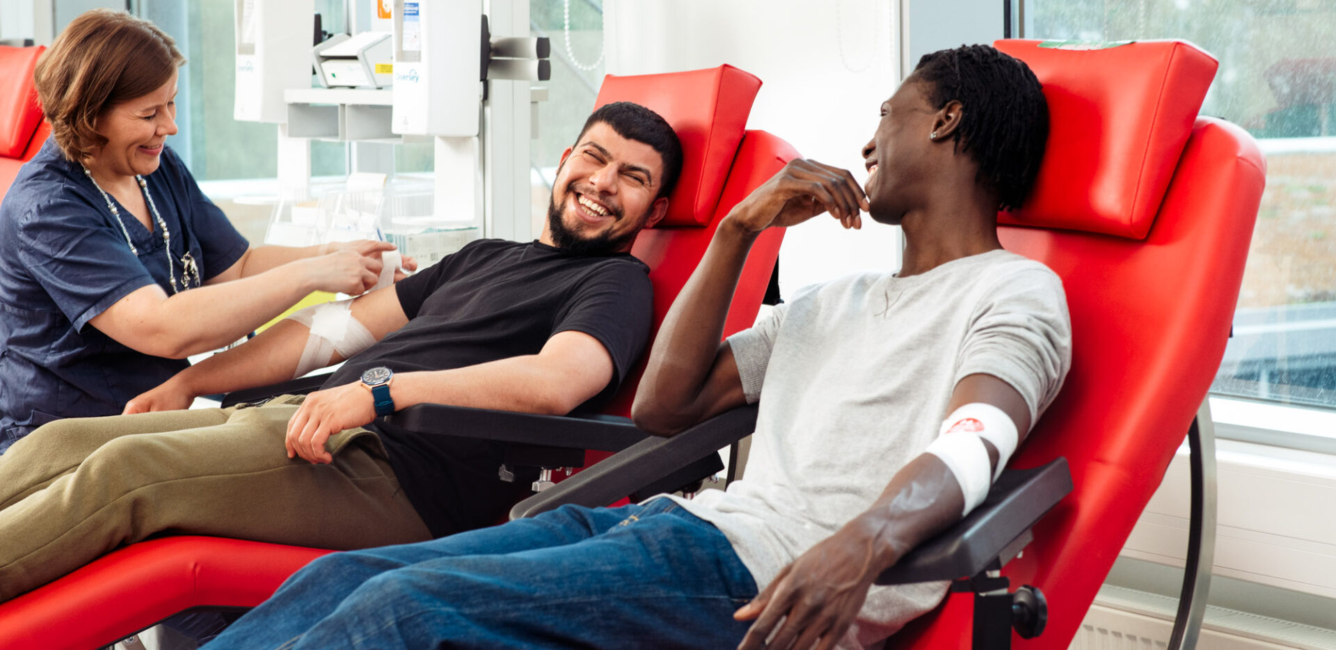 Två män vid blodgivning.