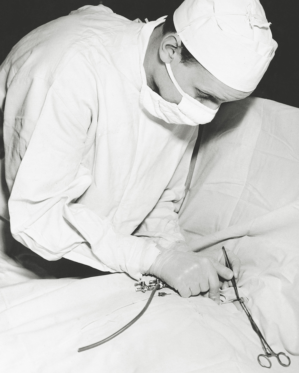 Doktor Nevanlinna behandlar en patient på ett foto taget på 1960-talet.