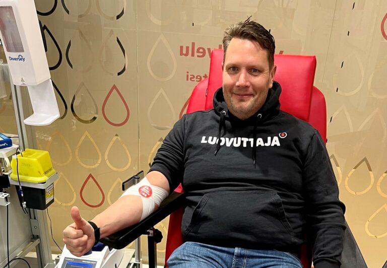 Jussi Kallioniemi, CEO of RoundsGG and board member of the Finnish eSports Federation, donates blood.