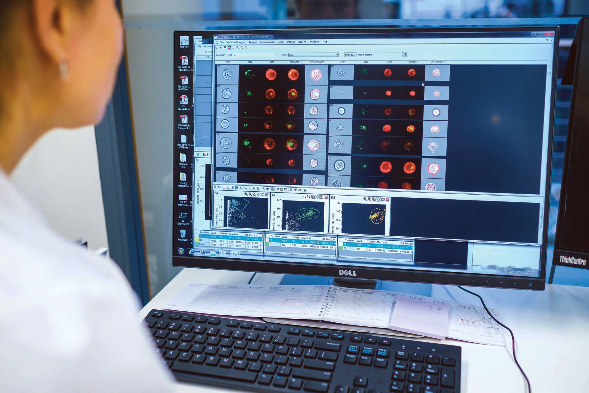 En forskare från Blodtjänst granskar forskningsresultat på datorskärmen.