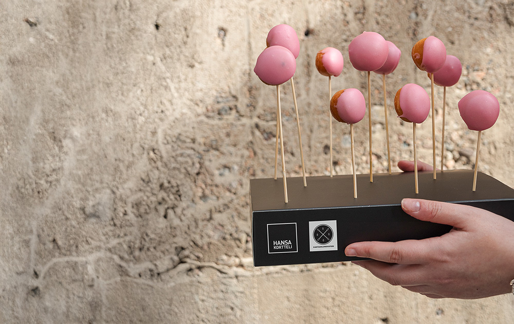 Pieniä piispanmunkkeja, jotka ovat tikun päässä telineessä.