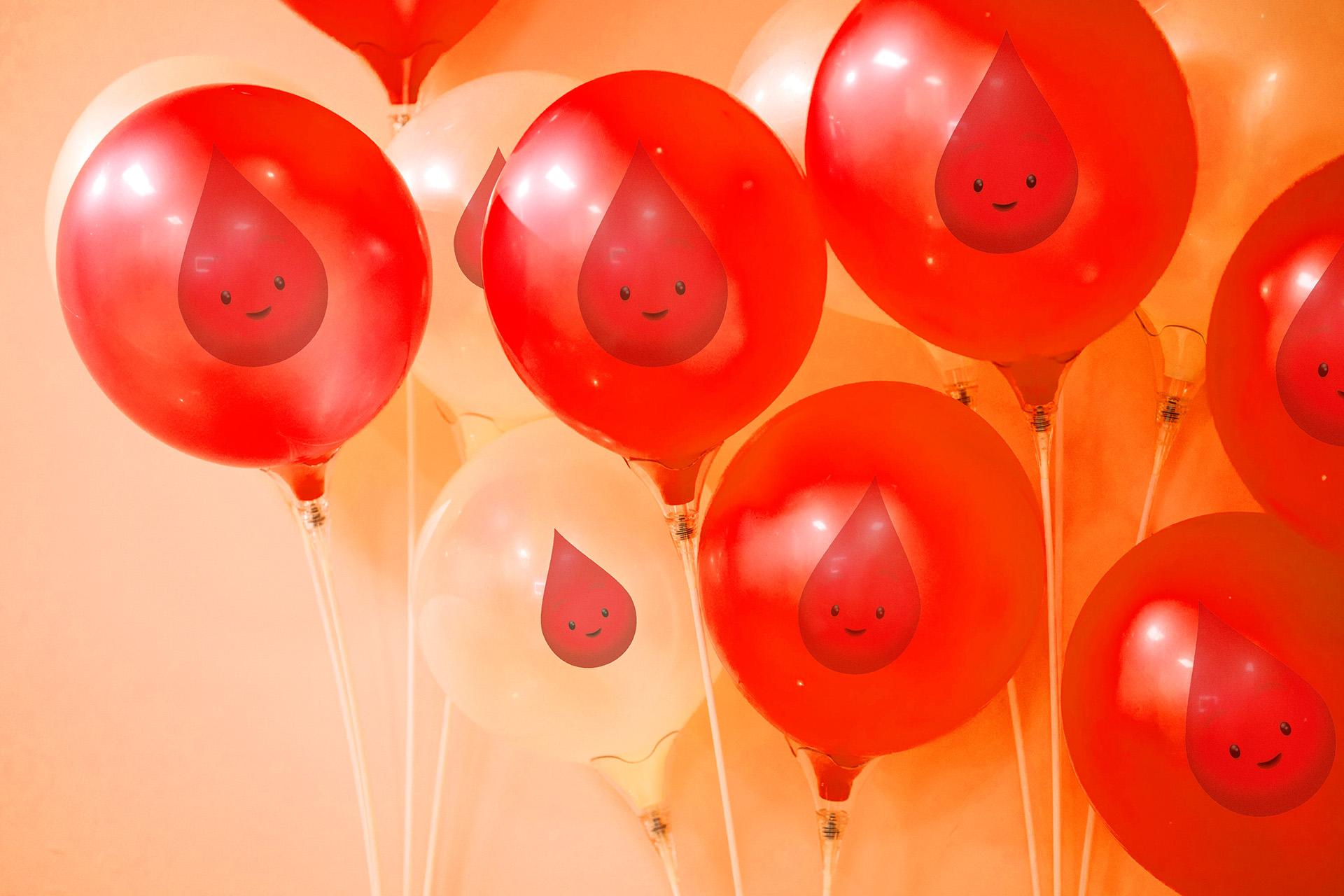 Vappupalloja, joissa on Veripalvelun logot.