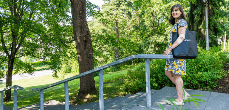 Kvinna avbildad i somrig landskap efter blodgivning.