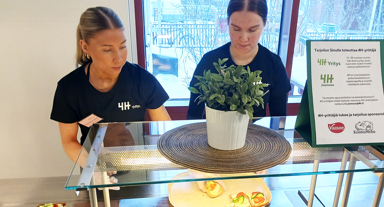 Nuoret 4H-yrittäjät laittavat voileipiä tarjolle verenluovutustilaisuudessa Joensuussa.