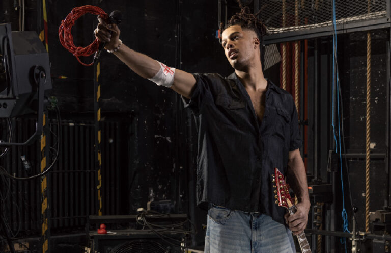 Isaac Sene backstagella, käsivarressa verenluovutusside.