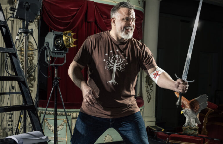 Kristo Salminen lavamiekkailemassa, käsivarressa verenluovutusside.