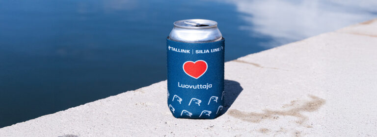 Juomatölkki betonisella laiturilla, tölkin päällä on cooleri, jossa lukee Tallink Silja Line sydän Luovuttaja.