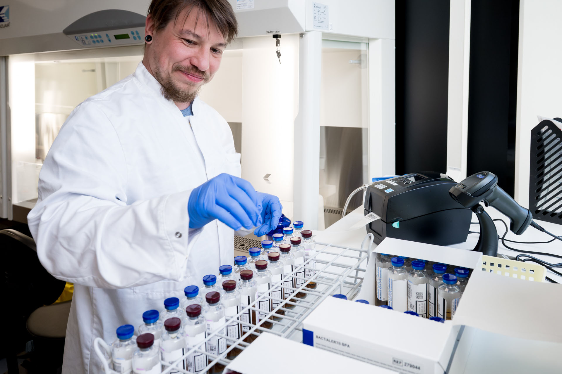 Trombosyyttien bakteeriviljely tapahtuu Veripalvelun laboratoriossa.