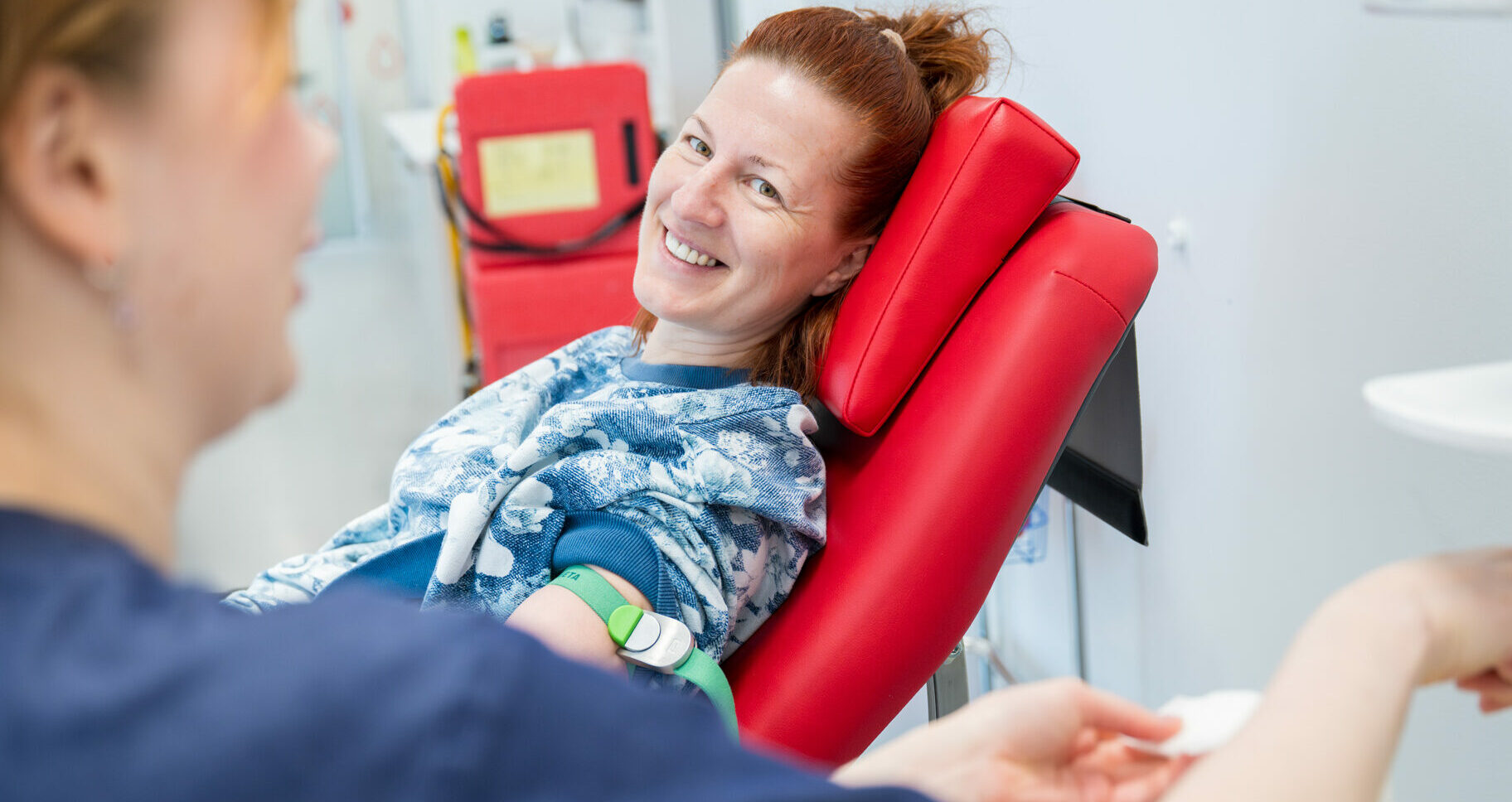 Verenluovuttaja Jumbossa hoitajan kanssa.