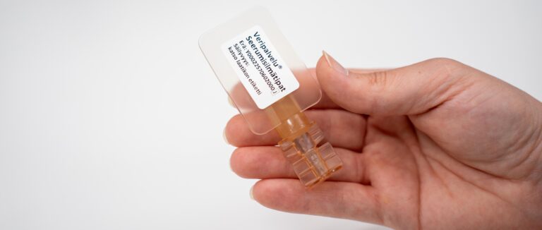 Seerumisilmätippavalmiste lähikuvassa henkilön kädessä.