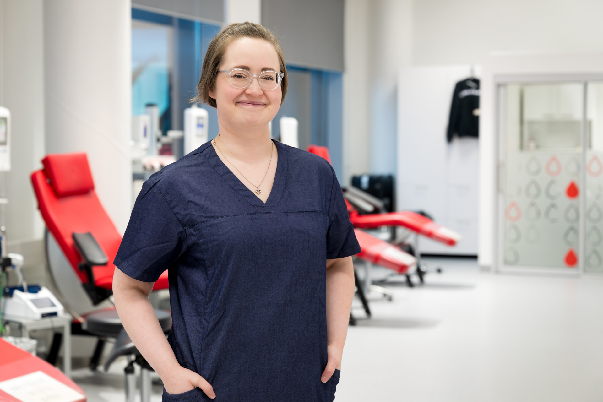 Heli Mäkelä Jumbon verenluovutuspisteessä.