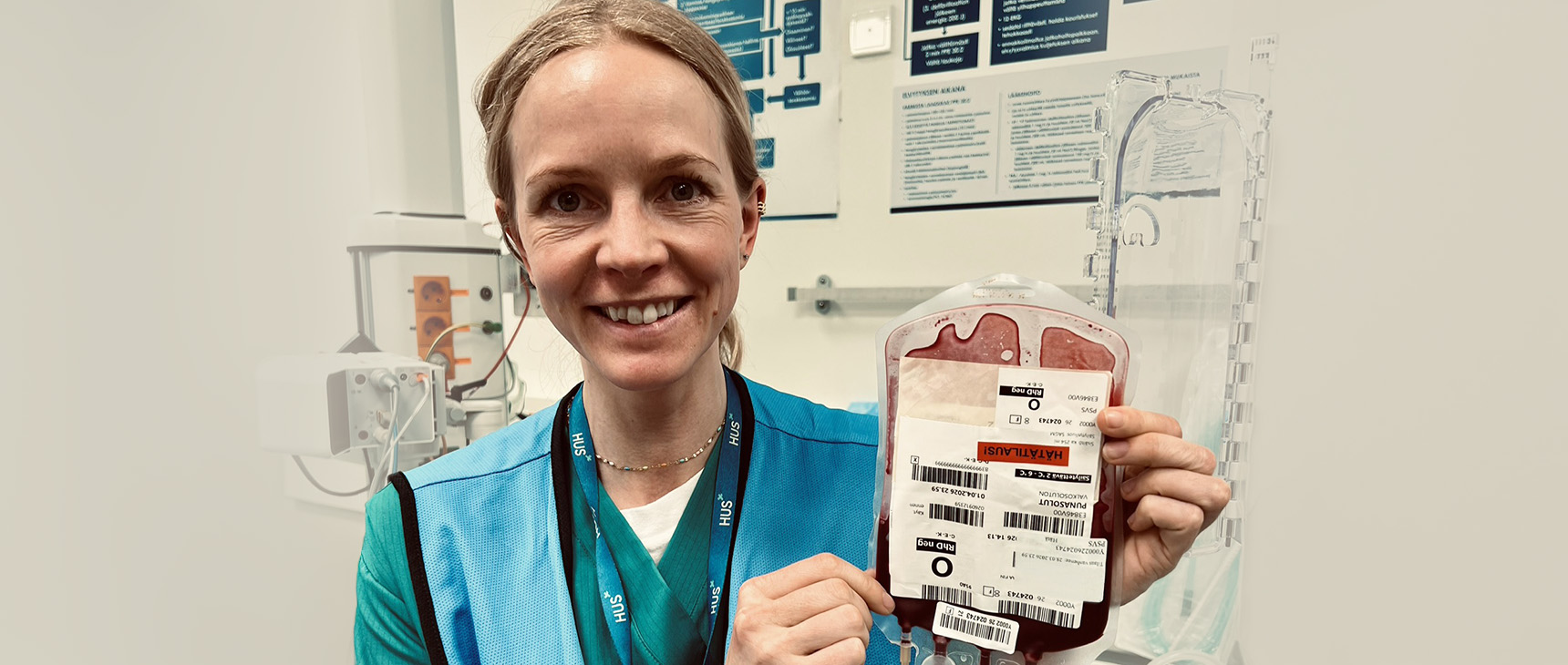 Lääkäri ja tutkija Eva Lauren kuvattuna työssään.