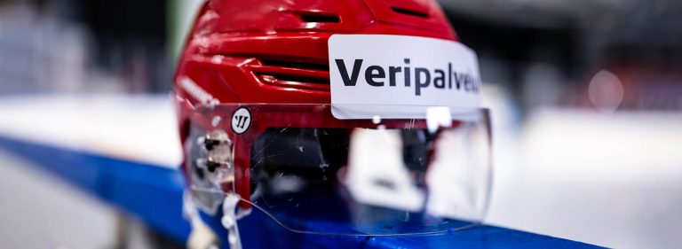 Punainen jääkiekkokypärä, jossa lukee Veripalvelu.