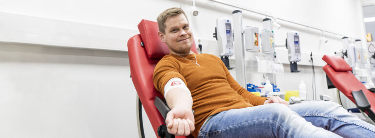 En man sträcker ut sin hand efter att ha donerat blod.