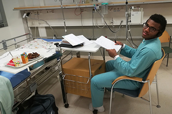 Emillelle kantasoluja luvouttanut isoveli Begani sairaalahuoneessa lukemassa.