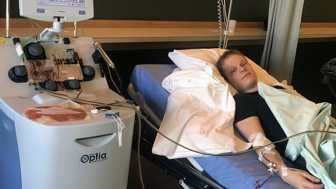 Nuori Christoffer Nyman luovuttamassa veren kantasoluja. Luovutus tapahtui koneellisesti sairaalassa.