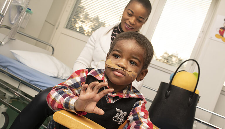 Kuvassa 2-vuotias Emille, jonka sirppisoluanemiaa hoidetaan sairaalassa.