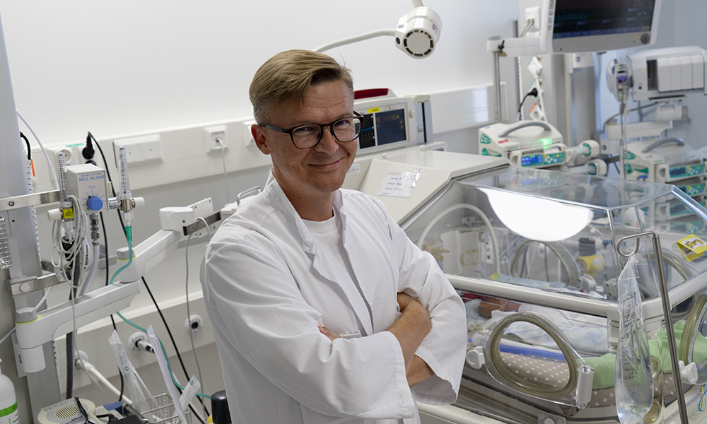 Lastentautien ja neonatologian erikoislääkäri Ilkka Ketola keskoskaapin edessä.