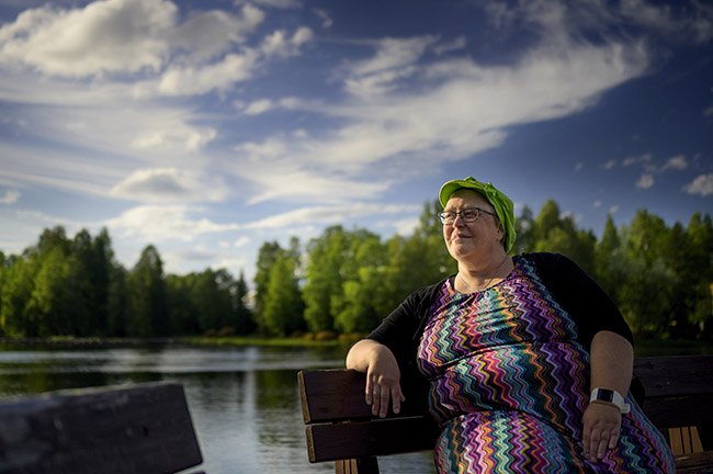 Kirsi Kilponen kesällä istumassa ilta-auringossa