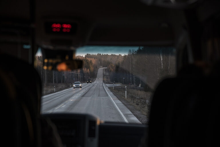 Näkymä liikkuvan Veripalvelun bussista eteenpäin tielle aamuhämärässä.