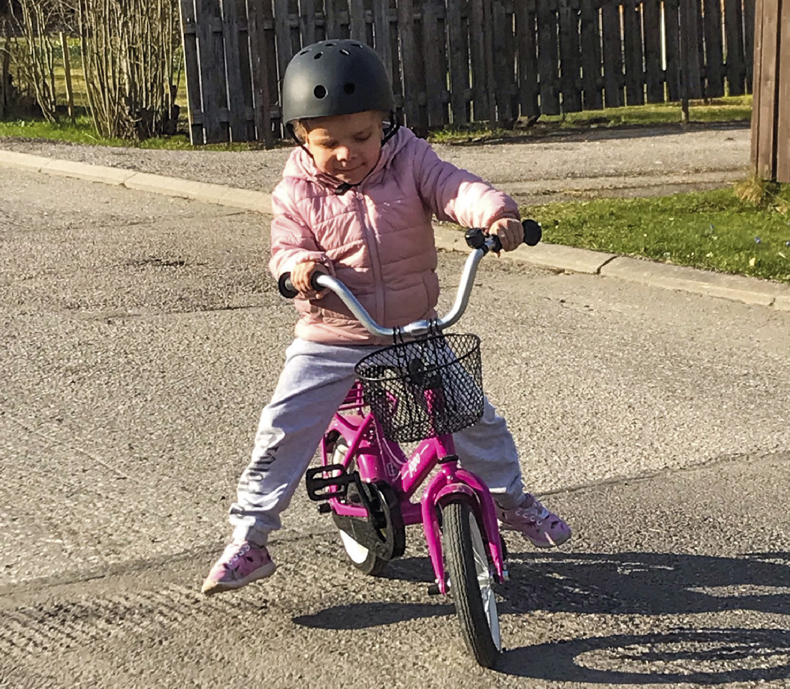 Martta harjoittelemassa pyöräilyä.