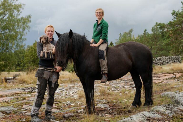 Leukemian sairastanut Ronja Brenner hevosen selässä. Ronja avomies Andreas koira sylissä.