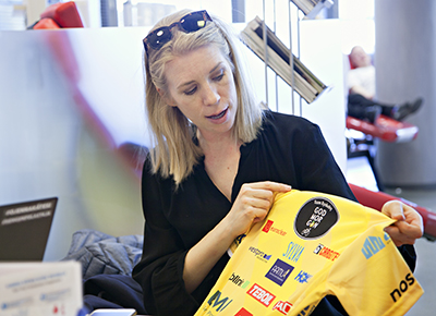 Team Rynkebyn PR-vastaava Laura Suominen esittelemässä joukkueen paitaa.