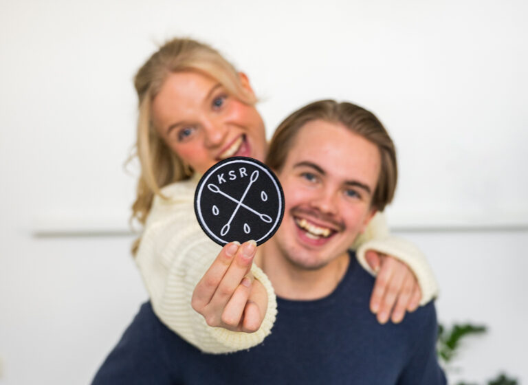 Kaksi nuorta, joista toisella kädessä Kantasolurekisterin haalarimerkki.