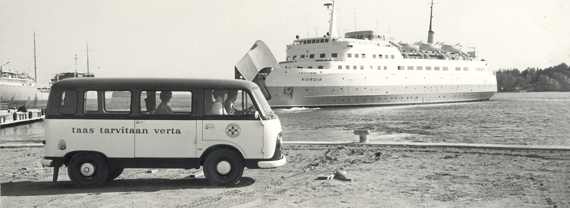 The blood service's old truck in the port of Mariehamn.