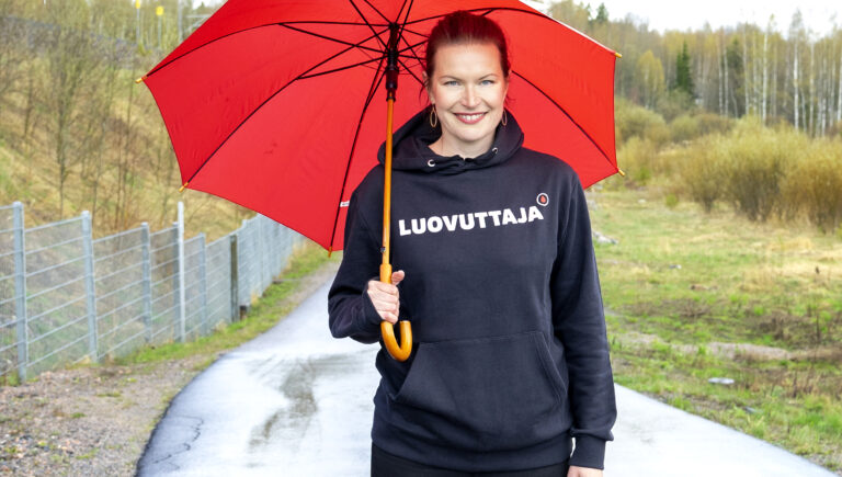 A blood donor wears a hoodie with Finnish word Luovuttaja.