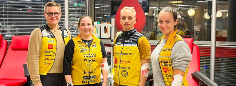 Team Rynkebyn jäseniä verenluovutuspisteellä.