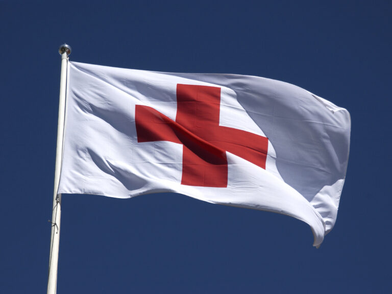 Punaisen Ristin lippu liehuu salossa.