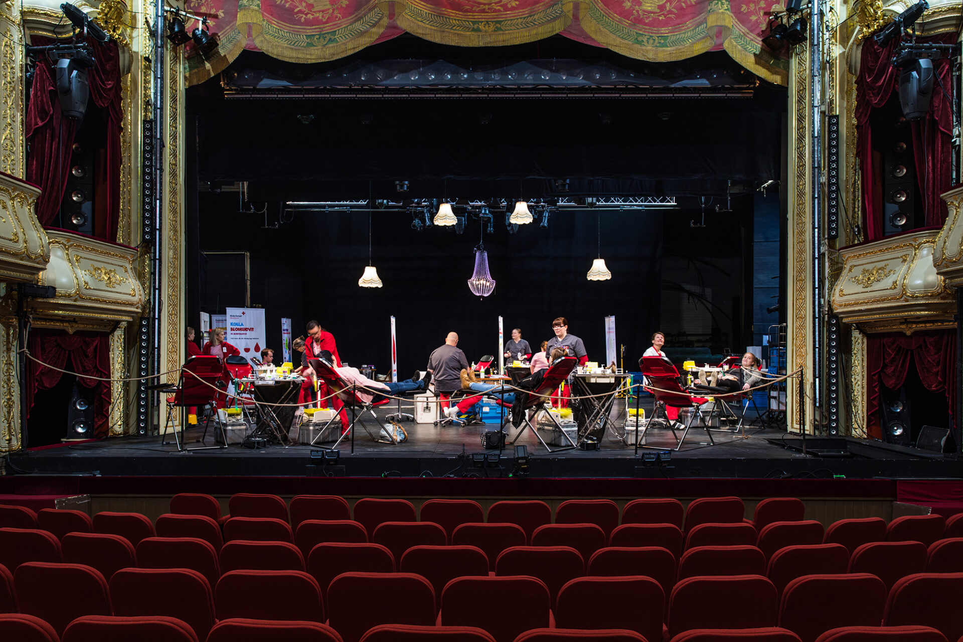 Blodgivning på Åbo Svenska Teater scenen.