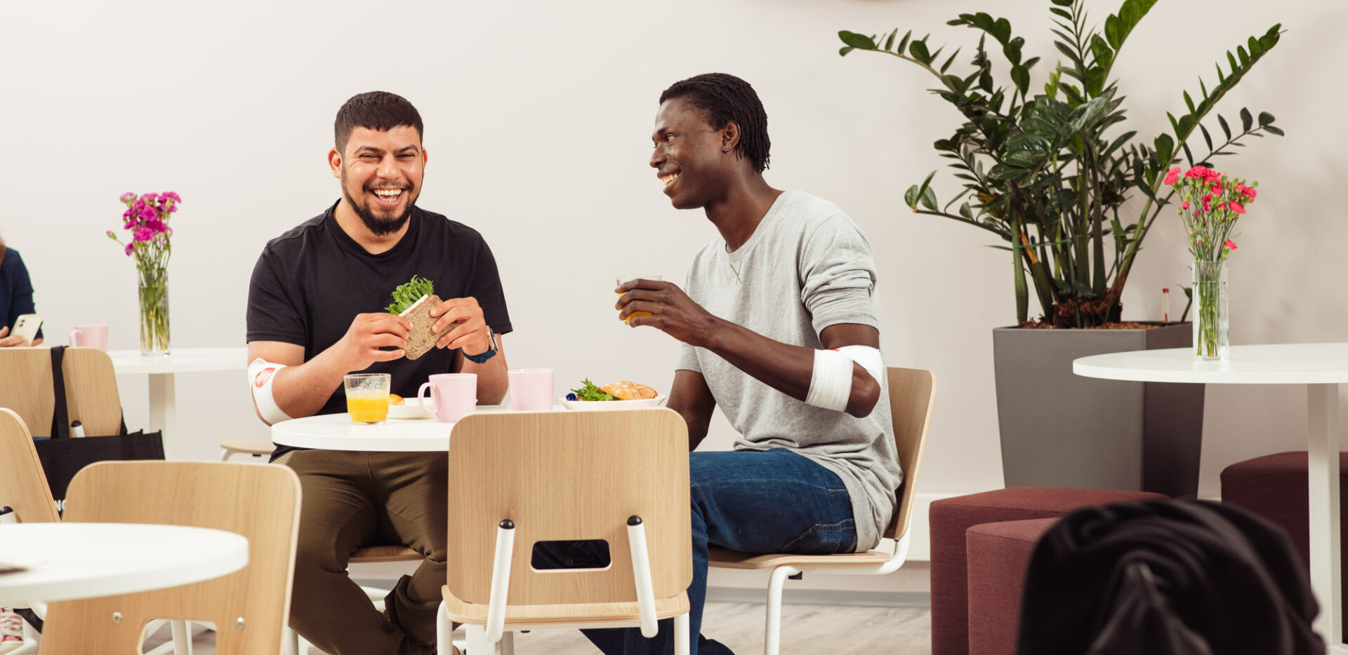 Kaverukset kahvilla verenluovutuksen jälkeen.