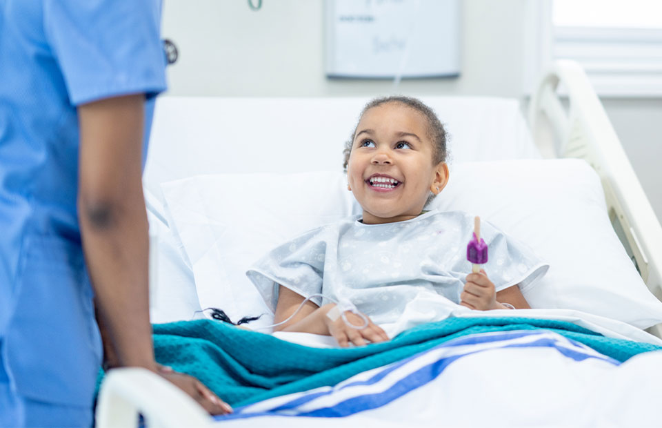 iloinen lapsi potilaana sairaalassa