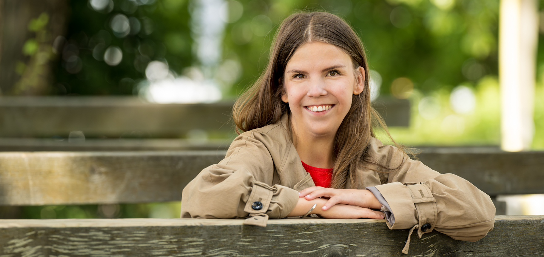 Elli Malinen lähikuvassa ulkona.