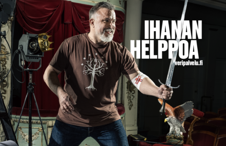 Näyttelijä Kristo Salminen lavamiekkailee ja hänellä on verenluovutusside kyynärtaipeessaan. Kuvassa teksti: Ihanan helppoa, veripalvelu.fi.