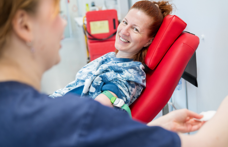 Nainen verenluovutuksessa